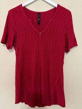 Stone Flowers Heathered Red Short Sleeve V-Neck Top. Excellent Condition!